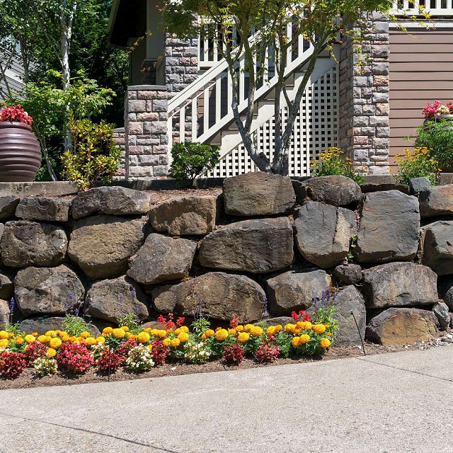 natural-stone-boulder-wall-landscaping