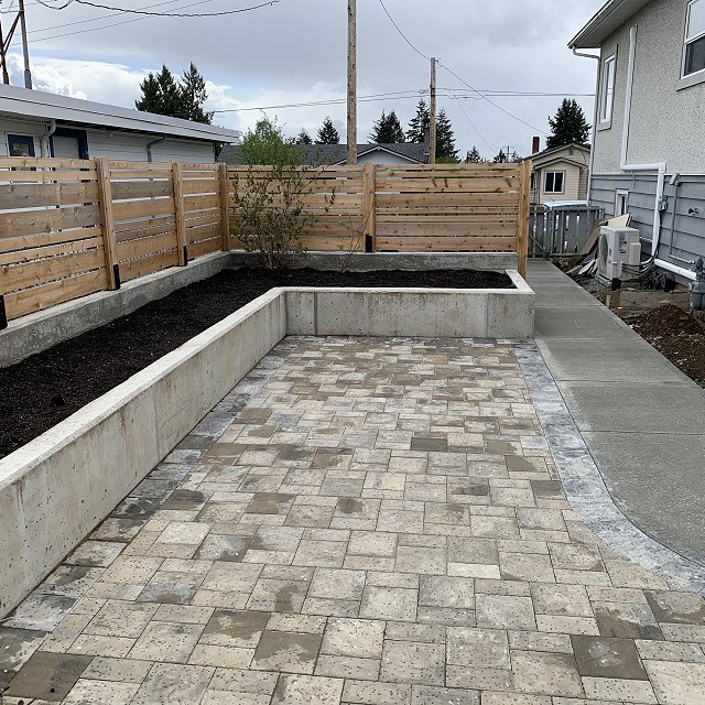 pavers-and-concrete-retaining-wall-1